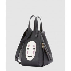 로에베 새틴 카프스킨 소재의 해먹 컴팩트 백