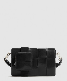 보테가베네타 다양하게 활용할 수 있는 스트랩을 갖춘 카세트 741777