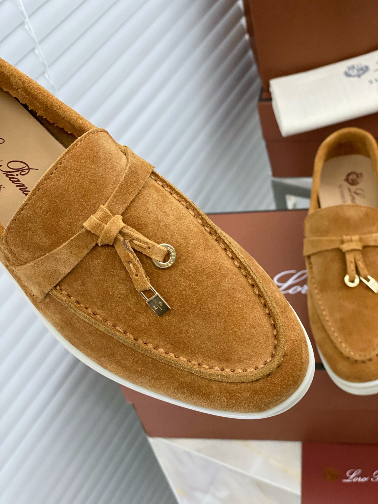 로로피아나 소가죽 스웨이드 로퍼 LORO PIANA