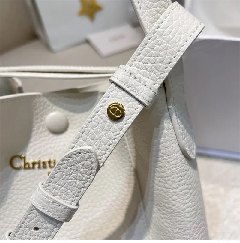 디올 시그니처 미듐 버킷백 라떼 그레인 송아지 가죽 2025 신상