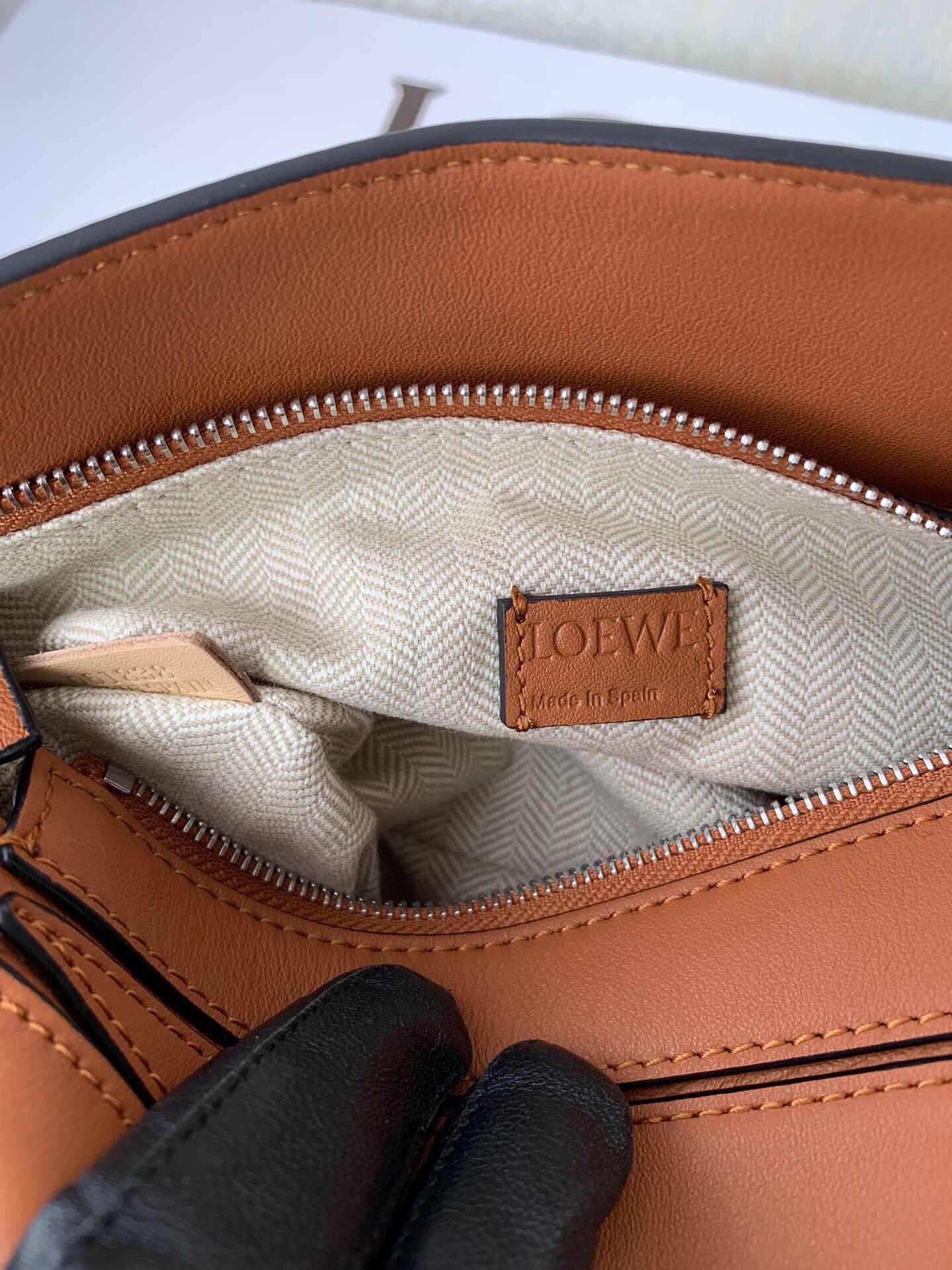 로에베 클래식 카프스킨 미니 퍼즐 백 브라운