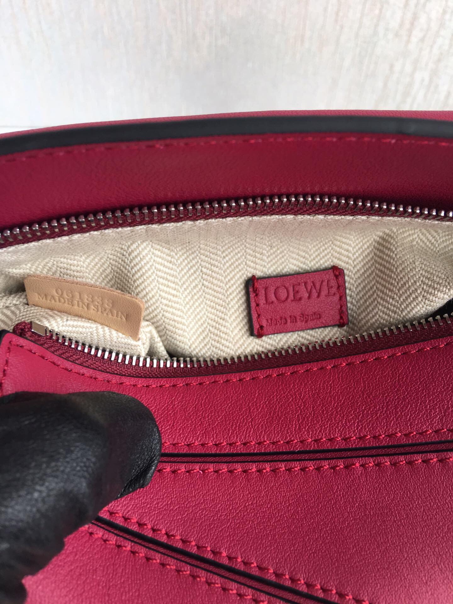 로에베 클래식 카프스킨 미니 퍼즐 백 레드