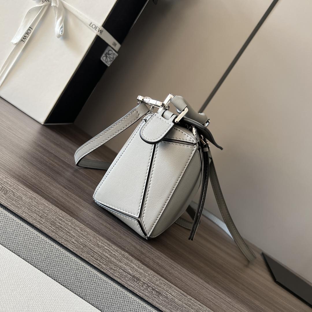 로에베 클래식 카프스킨 미니 퍼즐 백 그레이