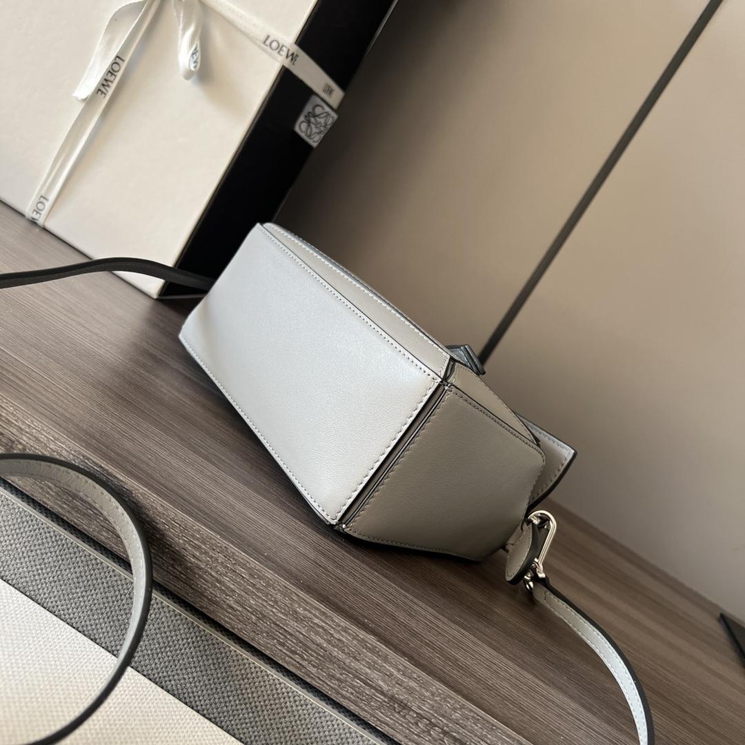 로에베 클래식 카프스킨 미니 퍼즐 백 그레이