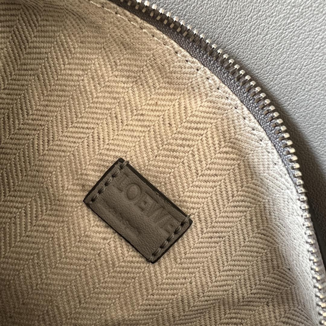 로에베 클래식 카프스킨 미니 퍼즐 백 그레이