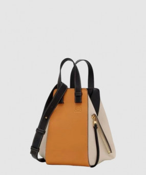 로에베 클래식 카프스킨 소재의 해먹 컴팩트 백