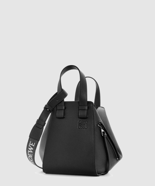 로에베 새틴 카프스킨 소재의 해먹 컴팩트 백