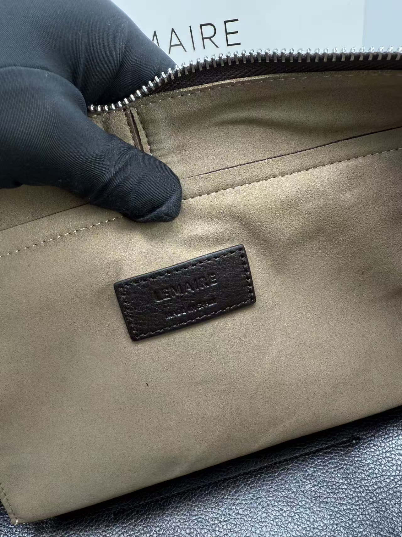 르메르 위크엔드 기어 백 나파 가죽 블랙 가로: 39cm 세로: 23cm 폭: 20cm