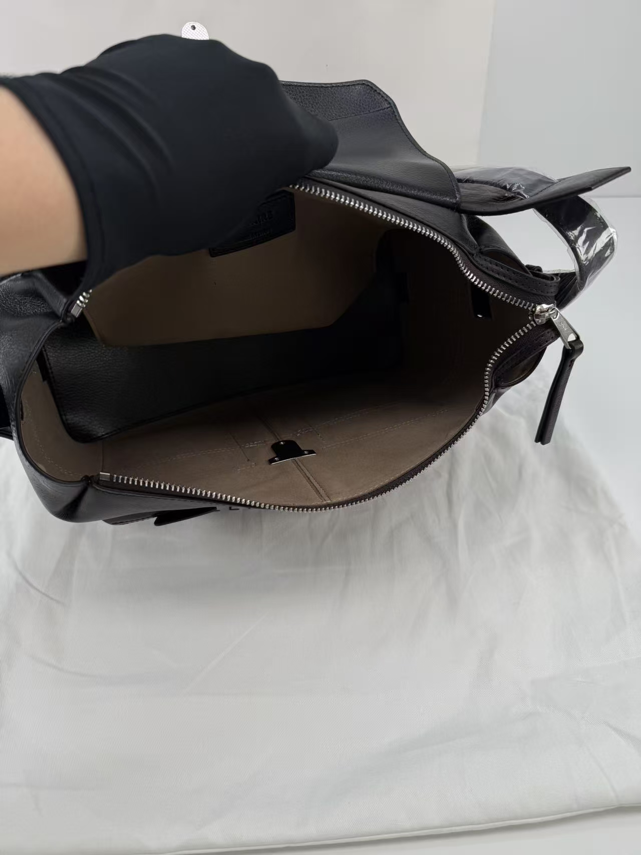 르메르 위크엔드 기어 백 나파 가죽 블랙 가로: 39cm 세로: 23cm 폭: 20cm