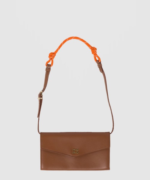 미우미우 가죽 및 코드 숄더 스트랩이 달린 가죽 지갑 5MT025