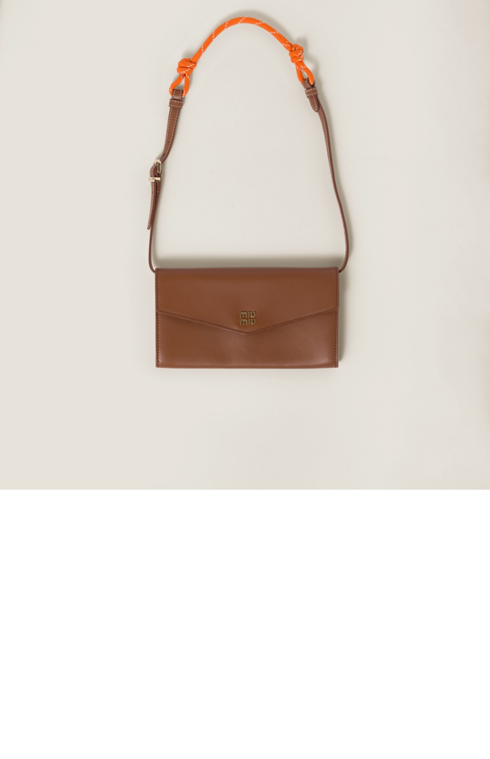 미우미우 가죽 및 코드 숄더 스트랩이 달린 가죽 지갑 5MT025