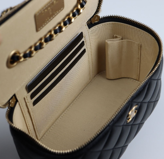 샤넬 클래식 골드볼 직사각 베니티백 AP2303 9.5 X 17.8CM 램스킨 블랙 금장