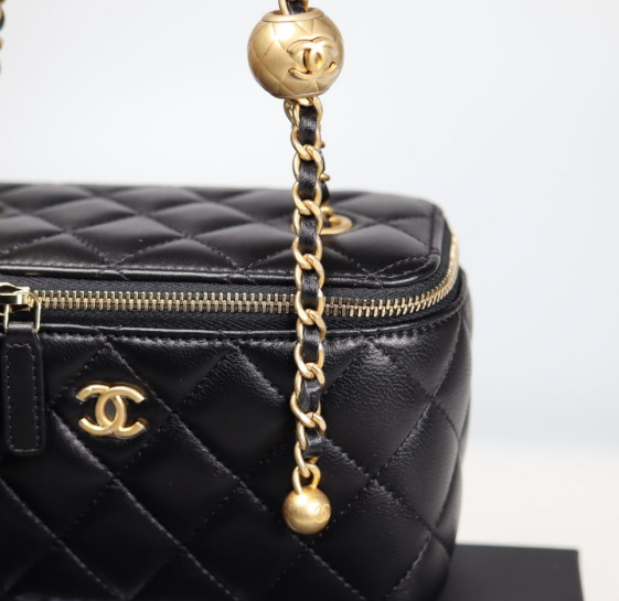 샤넬 클래식 골드볼 직사각 베니티백 AP2303 9.5 X 17.8CM 램스킨 블랙 금장