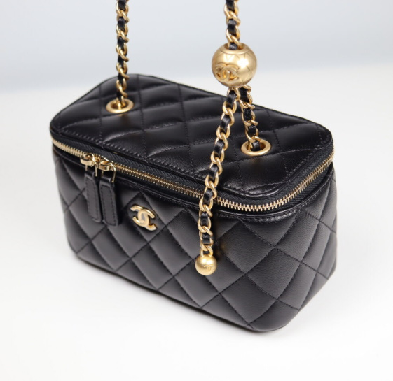 샤넬 클래식 골드볼 직사각 베니티백 AP2303 9.5 X 17.8CM 램스킨 블랙 금장