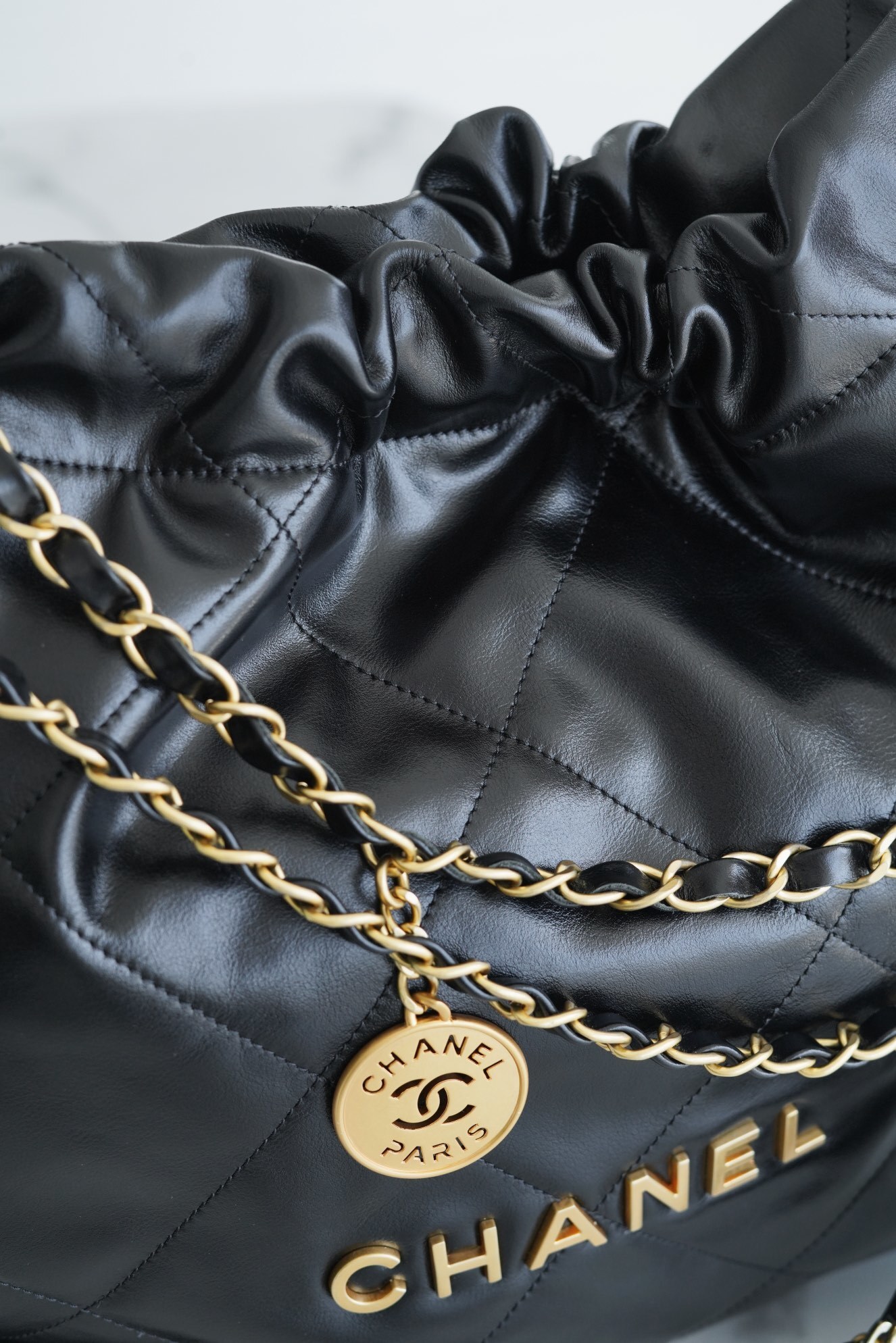 샤넬 22백 미듐 금장 크기 : 39 x 42 x 8 cm