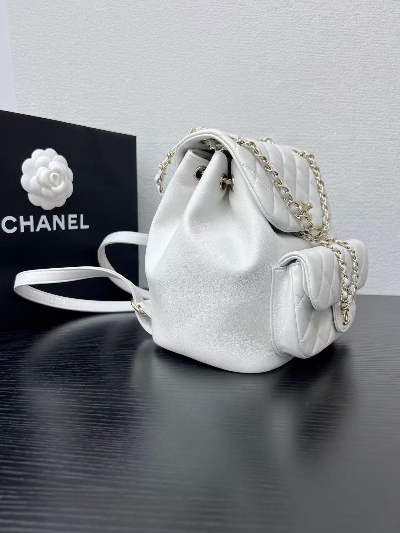 샤넬 듀마 백팩 원포켓 미듐 캐비어 금장 화이트