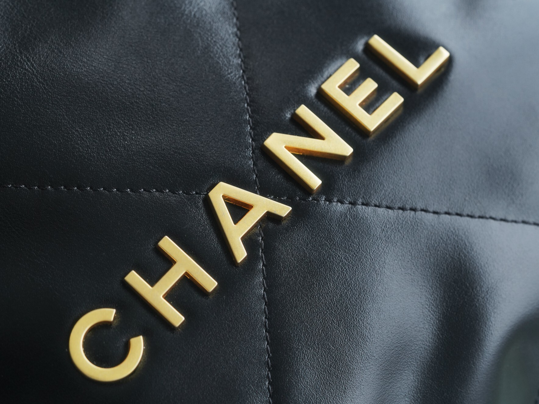 샤넬 22 백팩 라지 블랙 금장 사이즈 : 51 x 40 x 9 cm