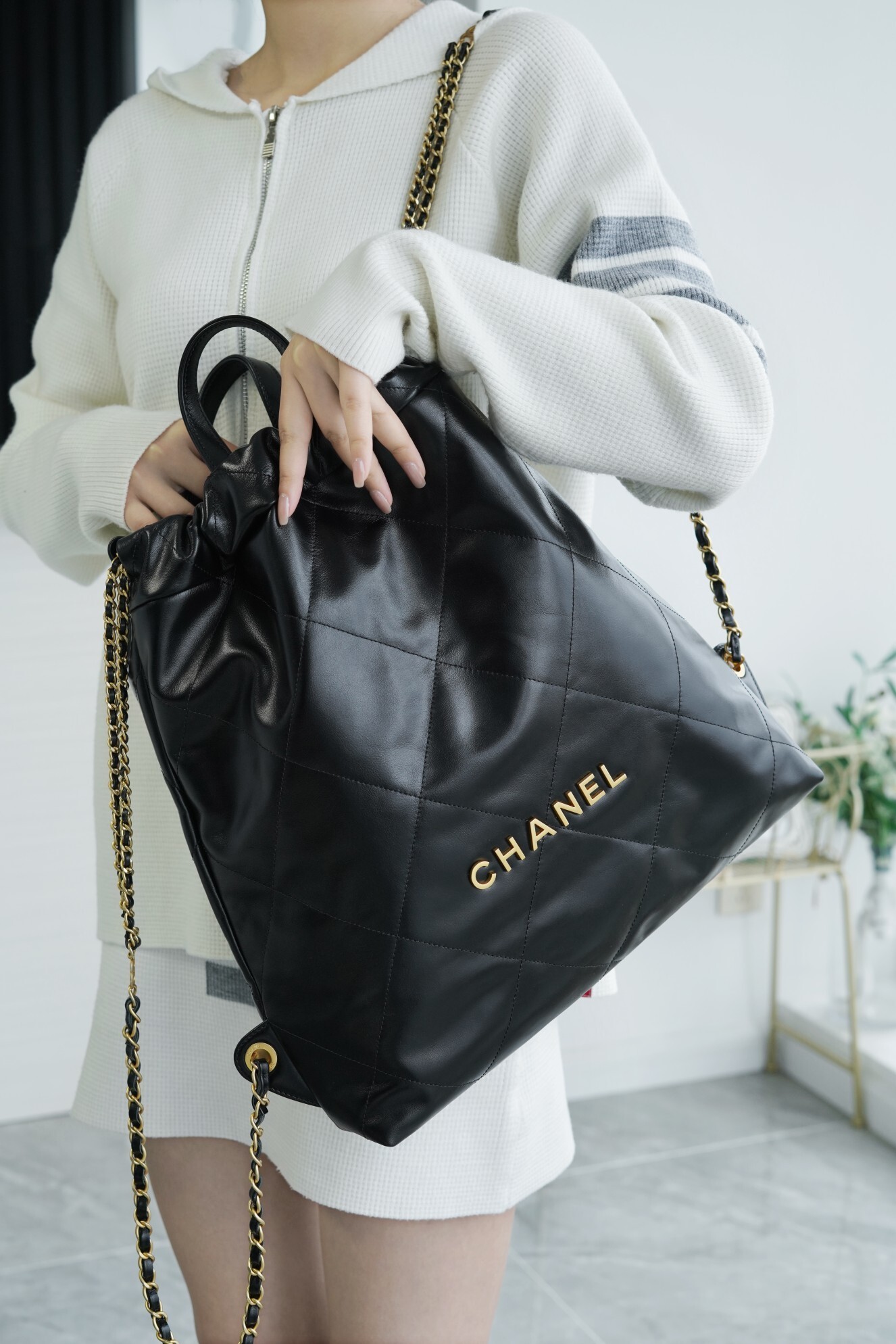 샤넬 22 백팩 라지 블랙 금장 사이즈 : 51 x 40 x 9 cm