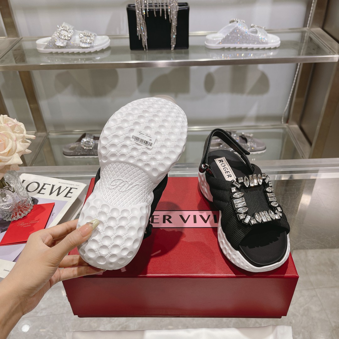 로저비비에 비브 런 라이트 스트라스 버클 샌들