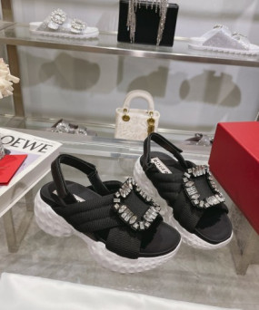 로저비비에 비브 런 라이트 스트라스 버클 샌들