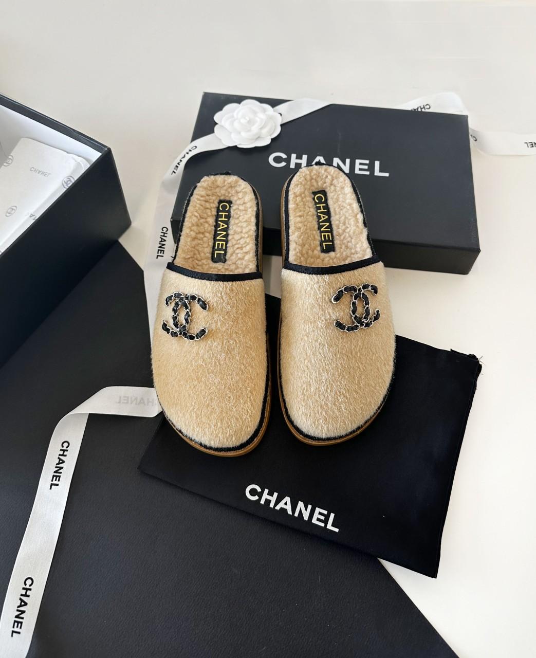 샤넬 체인 CC 로고 시어링 스웨이드 뮬 슬리퍼