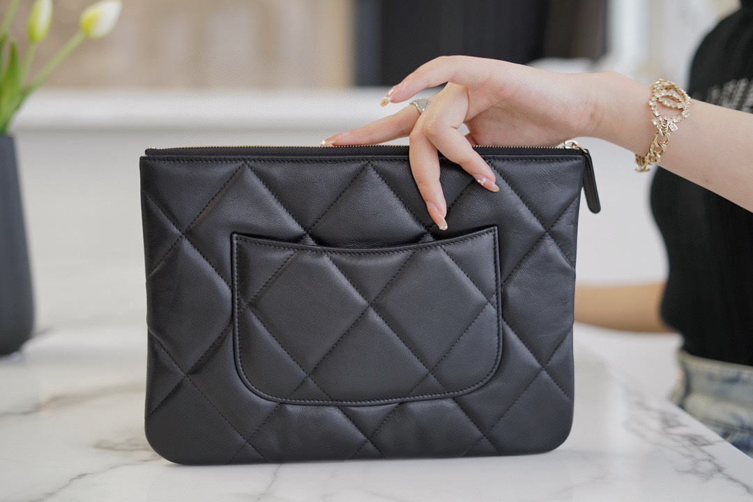 샤넬 19 클러치 백 램스킨 금장 AP0952