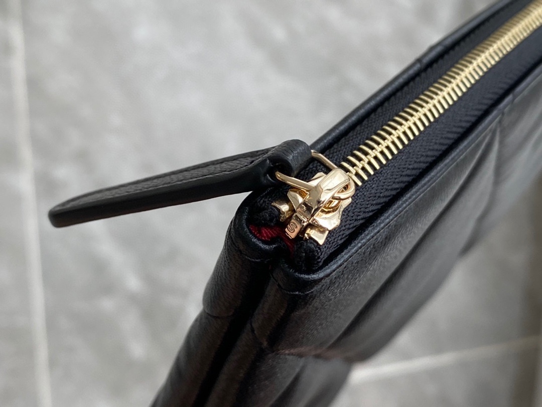 샤넬 19 클러치 백 램스킨 금장 AP0952