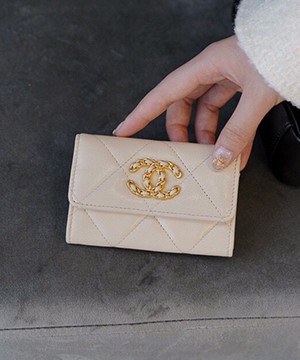샤넬 19 플랩 카드지갑 램스킨 금장 베이지 AP1790