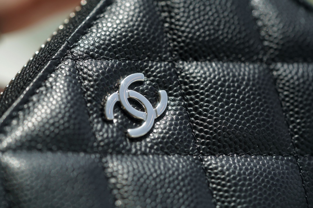 샤넬 클래식 지퍼 동전 지갑 캐비어 은장 AP0216