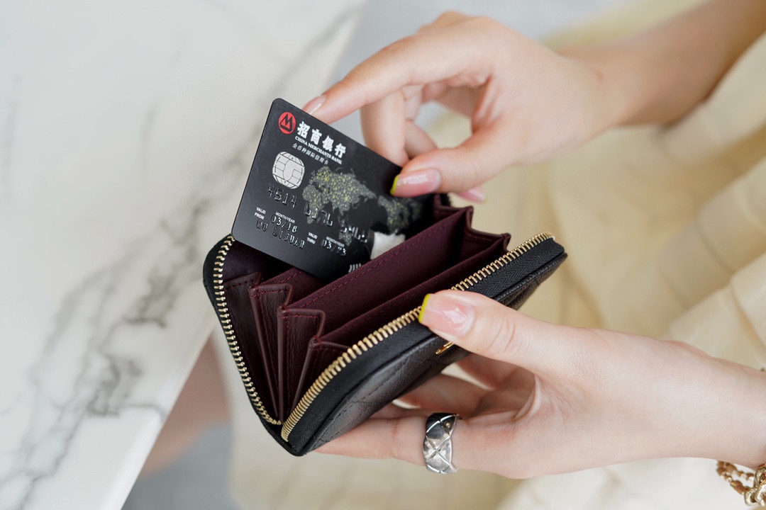 샤넬 클래식 지퍼 동전 지갑 캐비어 금장 AP0216