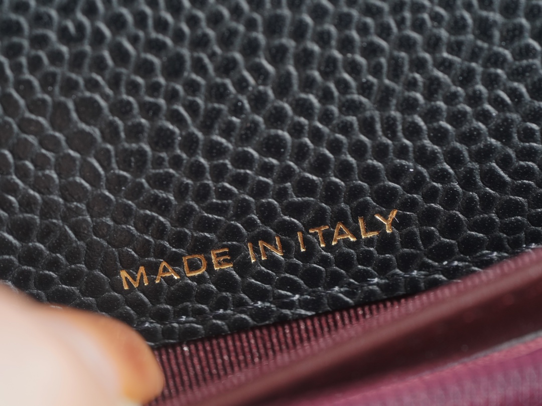 샤넬 똑딱이 장지갑 캐비어 금장 AP0241