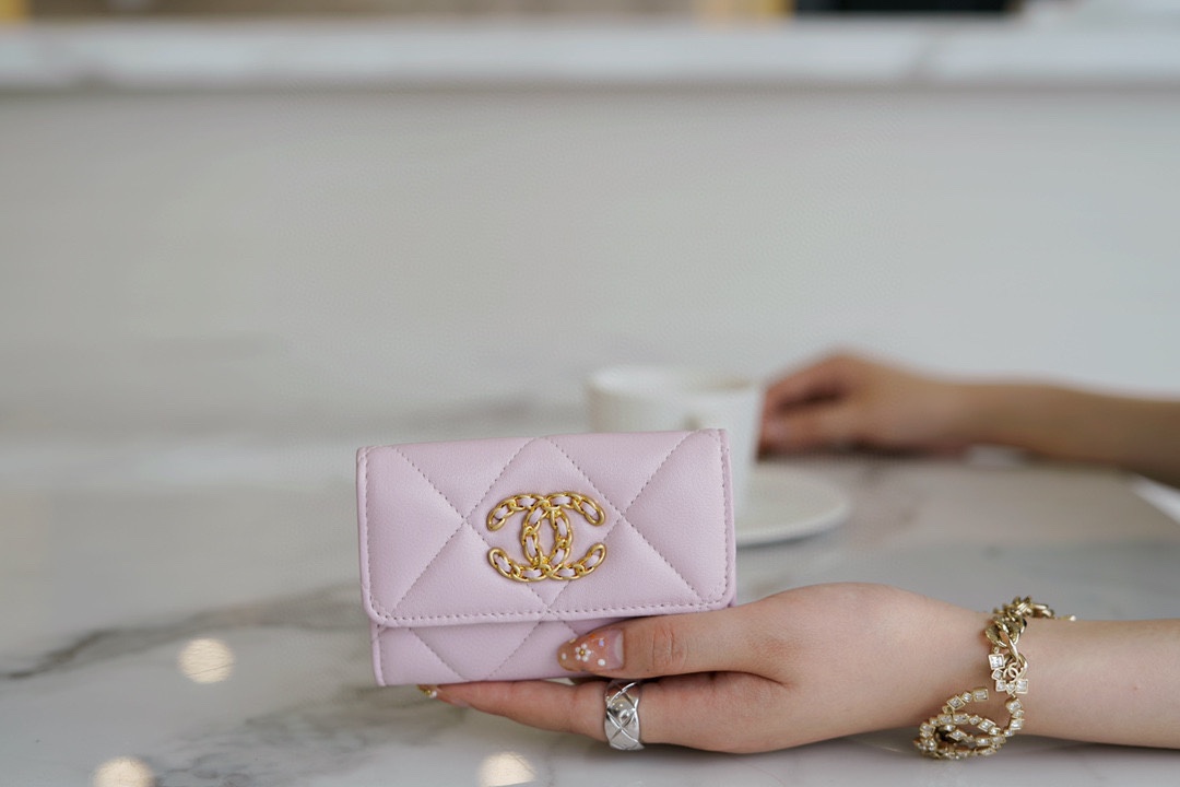 샤넬 19 플랩 카드지갑 램스킨 금장 연핑크 AP1790