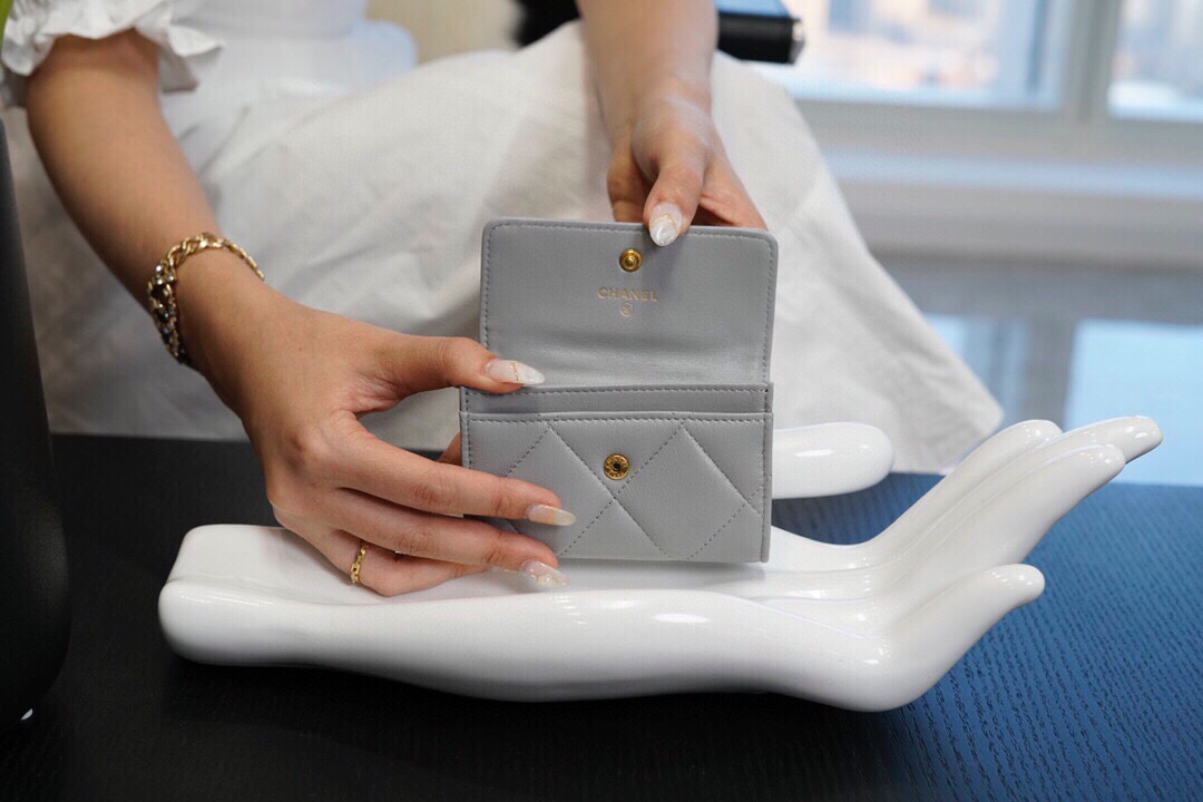 샤넬 19 플랩 카드지갑 램스킨 금장 소라 AP1790