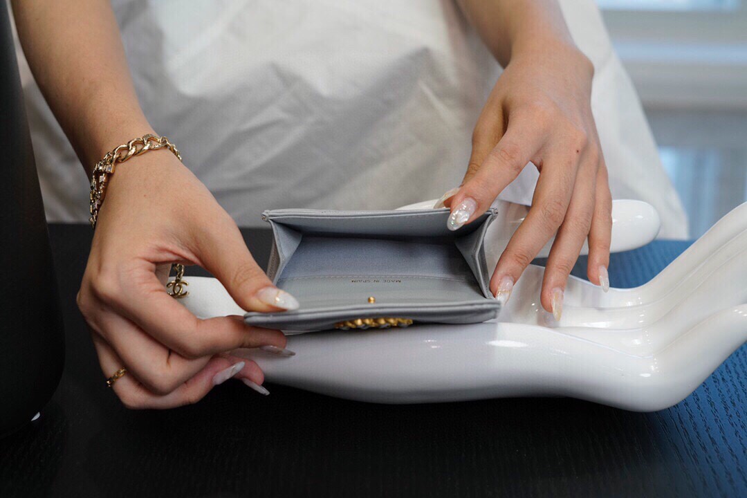 샤넬 19 플랩 카드지갑 램스킨 금장 소라 AP1790