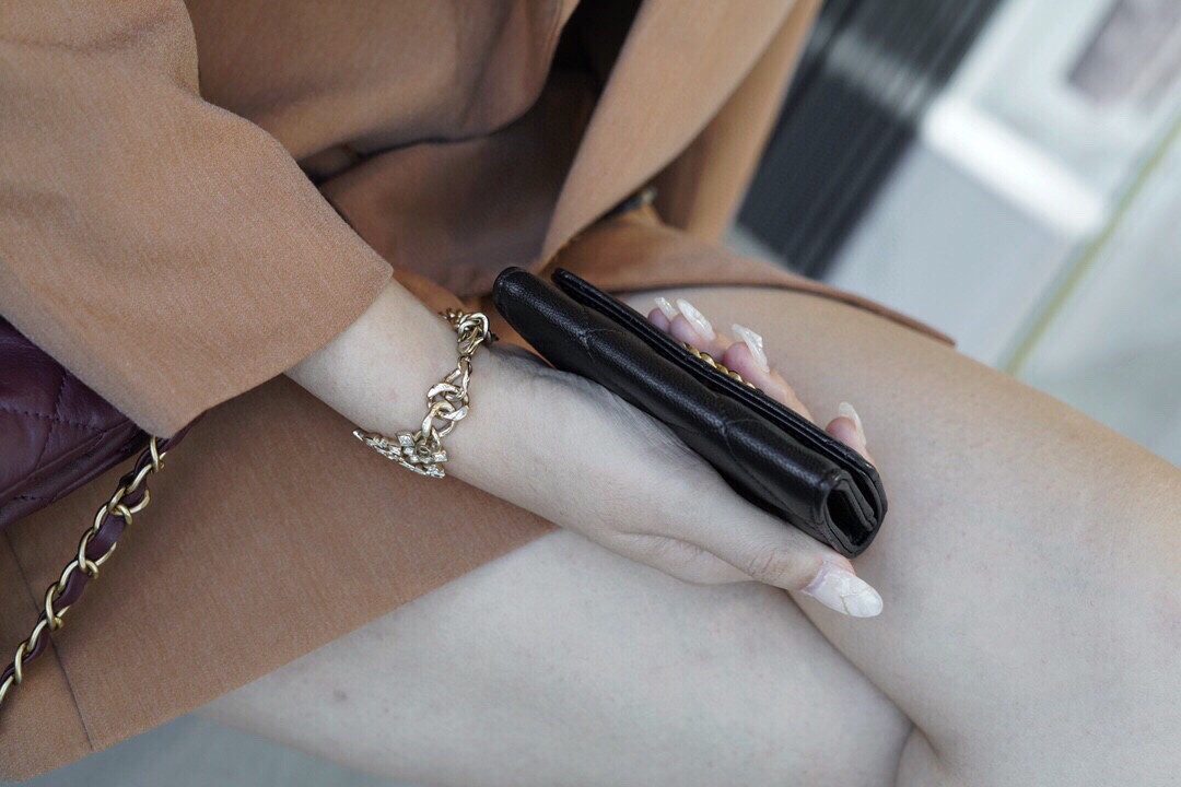 샤넬 19 플랩 카드지갑 램스킨 금장 블랙 AP1790