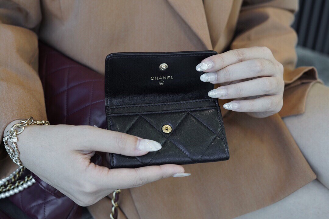 샤넬 19 플랩 카드지갑 램스킨 금장 블랙 AP1790